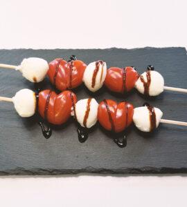 Herzförmige Caprese-Spieße
