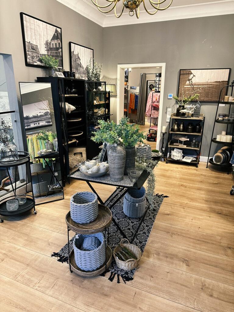 Regale und Vitrinen mit Wohndekorationen