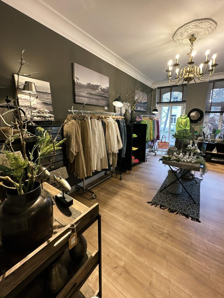 Kleiderstange mit beiger Kleidung