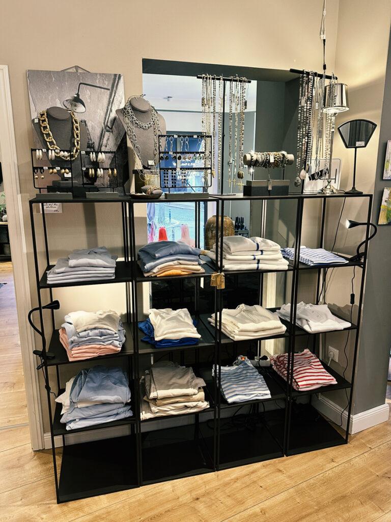 Regal mit Kleidung und Schmuck