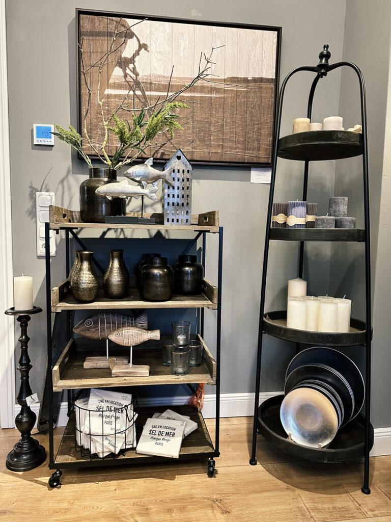 Regale mit Wohndekorationen