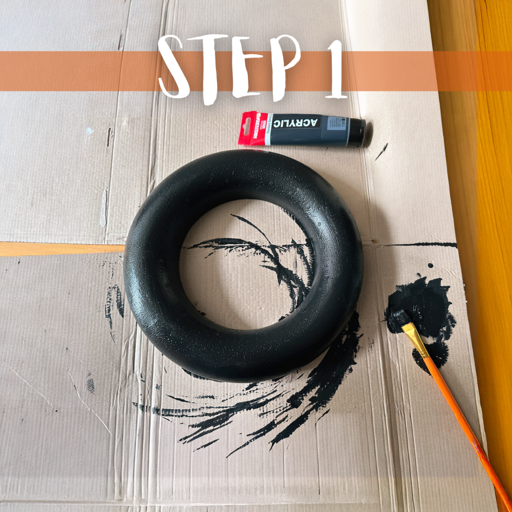 Den Styroporring gleichmäßig mit schwarzer Acrylfarbe bemalen..