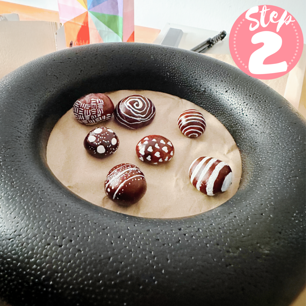 Schwarzer Styropor-Ring mit bemalten Kastanien