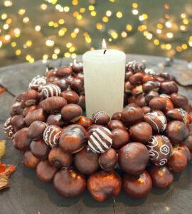 Kranz aus Kastanien mit Kerze