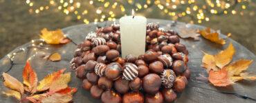 Kranz aus Kastanien mit Kerze