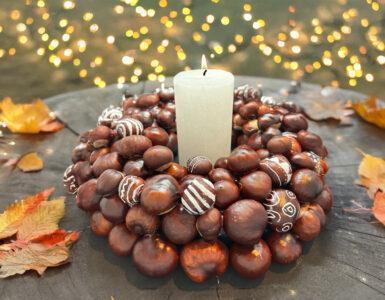 Kranz aus Kastanien mit Kerze